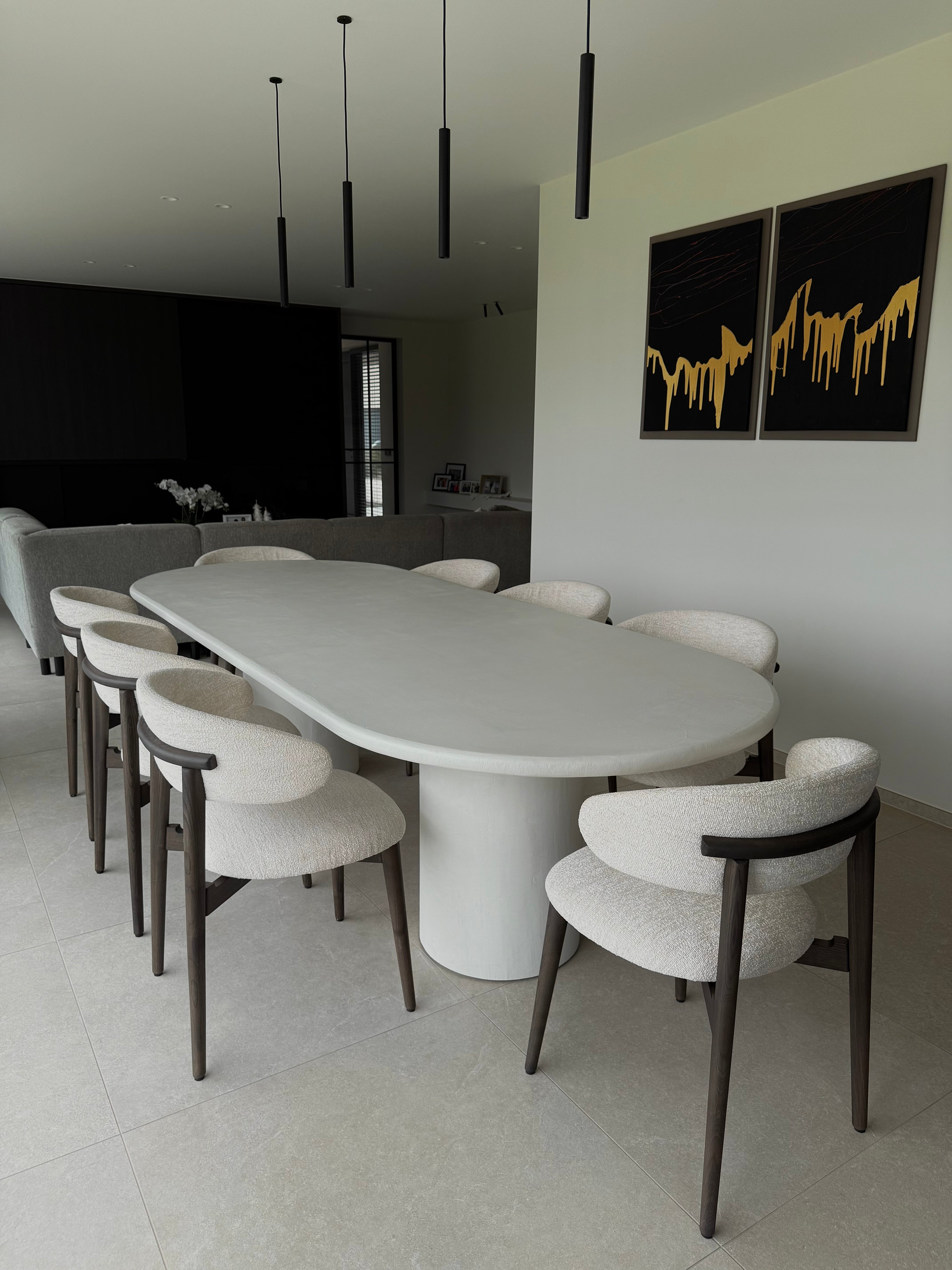 mortex, mortex eettafel, organische eettafel, witte mortextafel, belgisch design, belgisch meubilair, ovalen eettafel