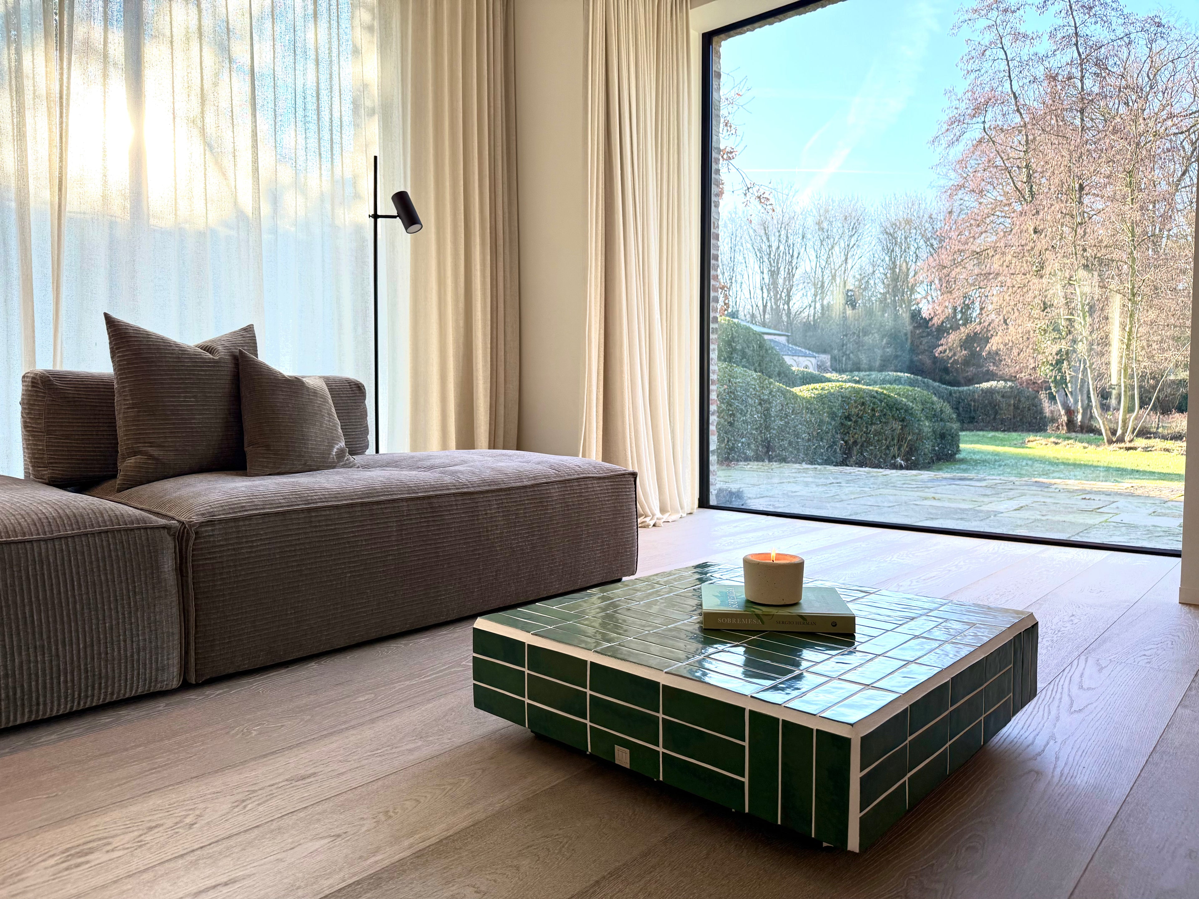 salontafel, groene salontafel, groene tegeltafel, salontafel met tegels, tiled table